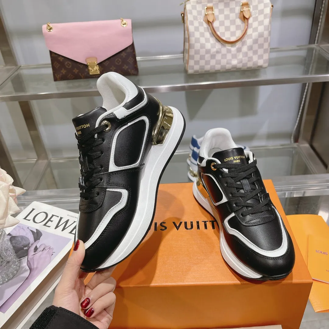 👟👟Ex-factory price 640👟👟 🔥🔥🔥LOUIS VUITTON 2025 couples models are now on the official website of Louis Vuitton, this Neo Run Away sneakers are inspired by running shoes, incorporating LV's iconic must-have shoes into the trend. This version is a 1:1 replica of the original version, made of LV denim and calfskin, highlighting its simple lines and unique wedge outsole. The main details include the LV initials on the side and the engraved gold heel stabilizer on the back plus a hidden insole. 2cm. Sizes 35-42, 39-46. Full package, high version. Welcome new and old customers to inquire.